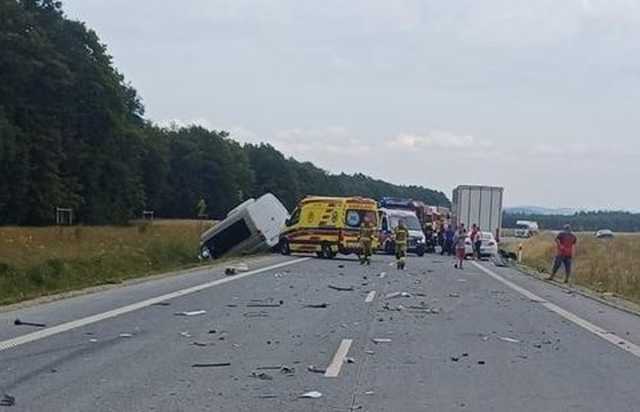Zderzenie dwóch osobówek na dk46 w Laskach, za Złotym Stokiem wypadek śmiertelny