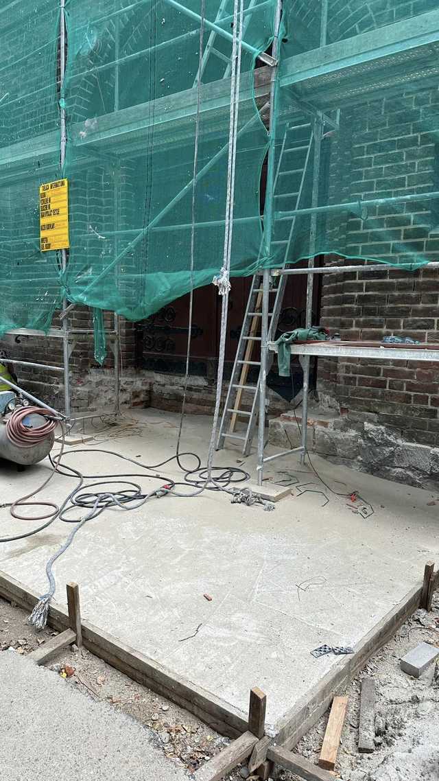 Trwa remont kaplicy cmentarnej, teraz kolej na alejki