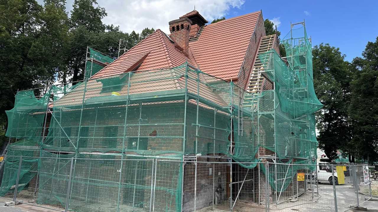 Trwa remont kaplicy cmentarnej, teraz kolej na alejki