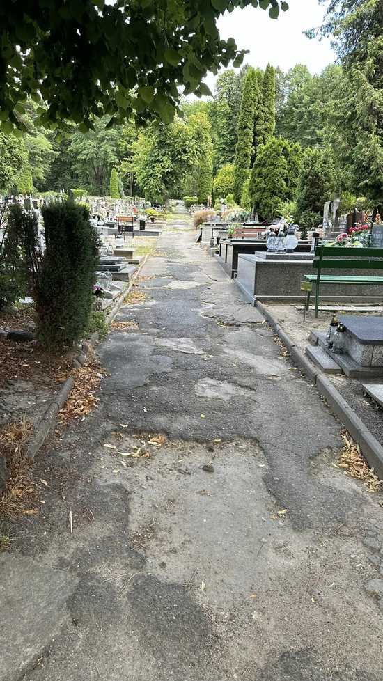 Trwa remont kaplicy cmentarnej, teraz kolej na alejki
