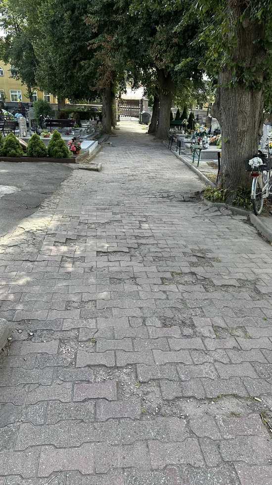 Trwa remont kaplicy cmentarnej, teraz kolej na alejki