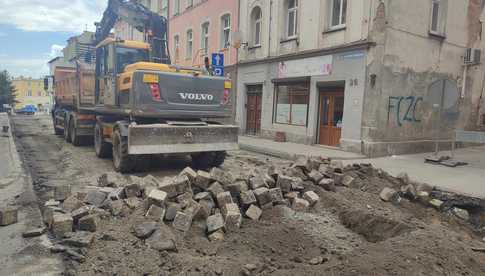 Trwa przebudowa ulicy Armii Krajowej w Ząbkowicach Śląskich 
