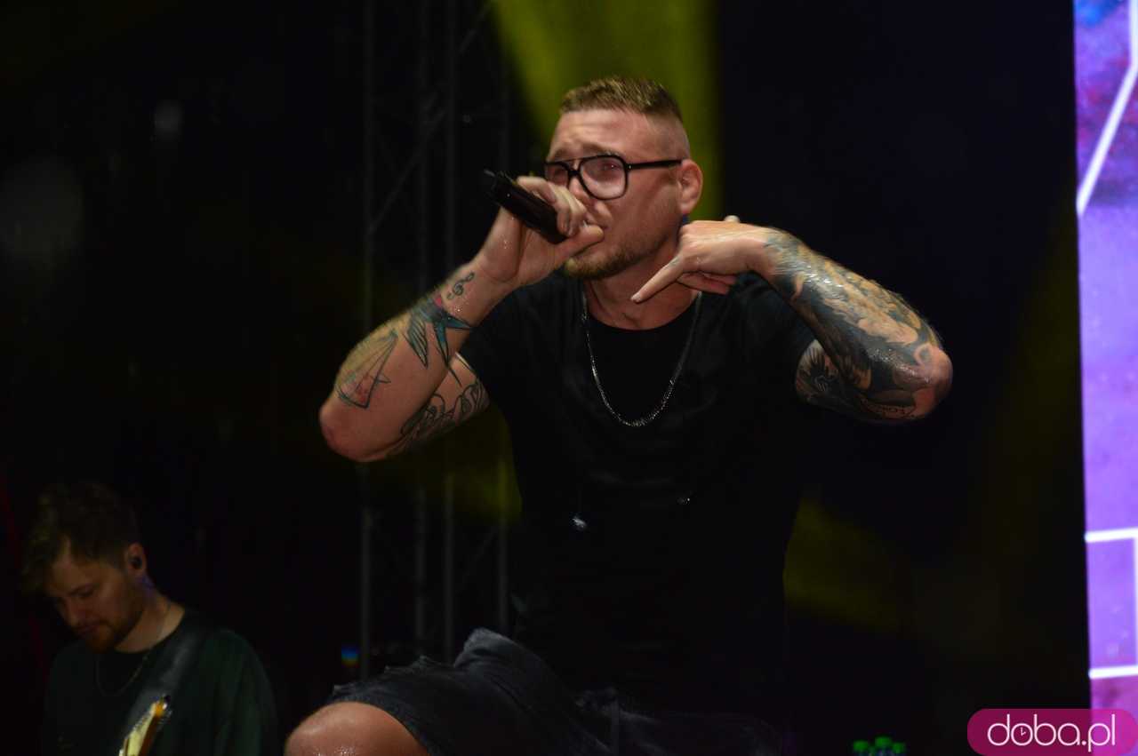 Dni i Noce Krzywej Wieży w strugach deszczu
