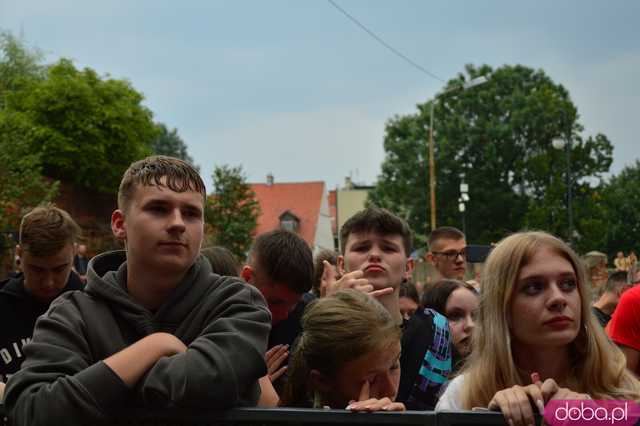 Dni i Noce Krzywej Wieży w strugach deszczu