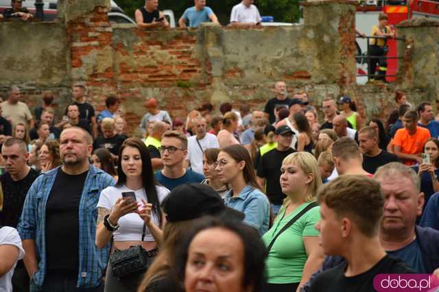 Dni i Noce Krzywej Wieży w strugach deszczu