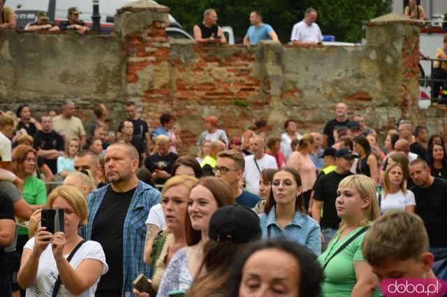Dni i Noce Krzywej Wieży w strugach deszczu