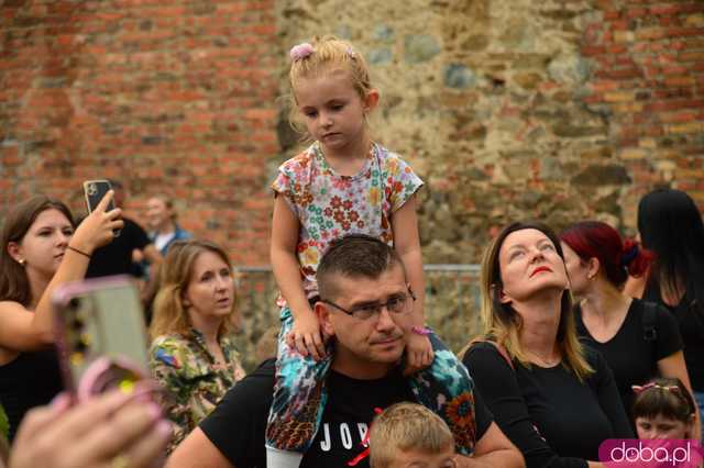 Dni i Noce Krzywej Wieży w strugach deszczu