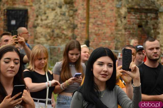 Dni i Noce Krzywej Wieży w strugach deszczu