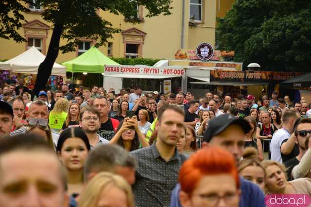 Dni i Noce Krzywej Wieży w strugach deszczu