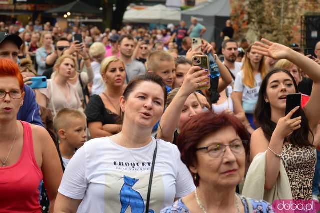 Dni i Noce Krzywej Wieży w strugach deszczu