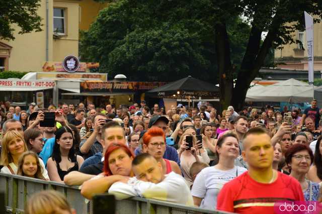 Dni i Noce Krzywej Wieży w strugach deszczu