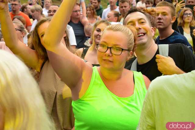 Dni i Noce Krzywej Wieży w strugach deszczu