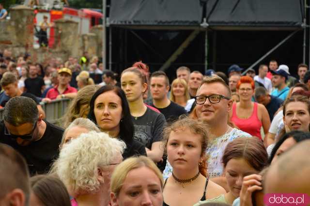 Dni i Noce Krzywej Wieży w strugach deszczu