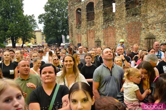 Dni i Noce Krzywej Wieży w strugach deszczu