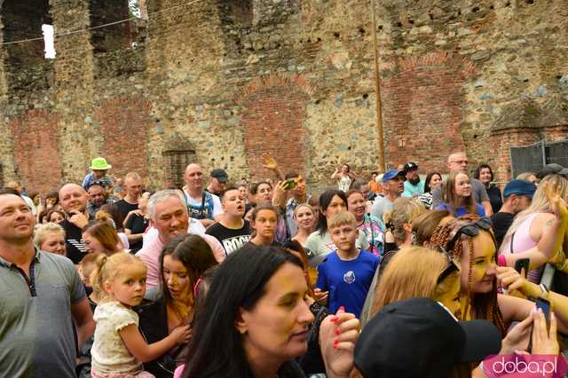 Dni i Noce Krzywej Wieży w strugach deszczu