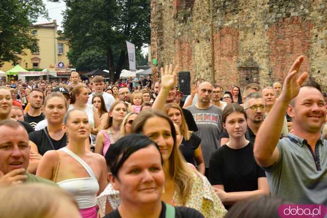 Dni i Noce Krzywej Wieży w strugach deszczu
