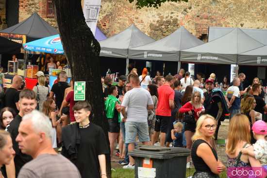 Dni i Noce Krzywej Wieży w strugach deszczu