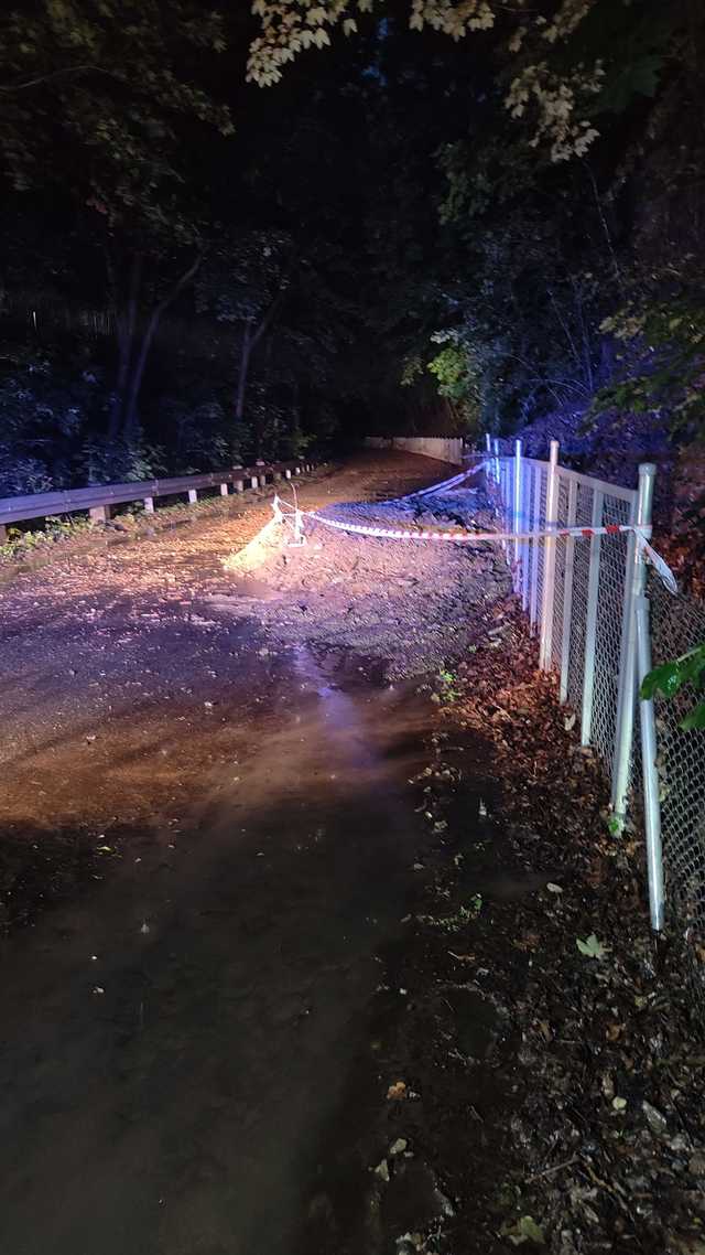 Ulewy i burze nad powiatem. Zalane posesje, skarpa osunęła się na drogę