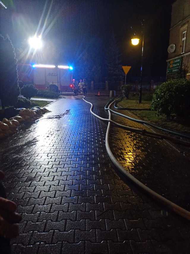 Ulewy i burze nad powiatem. Zalane posesje, skarpa osunęła się na drogę