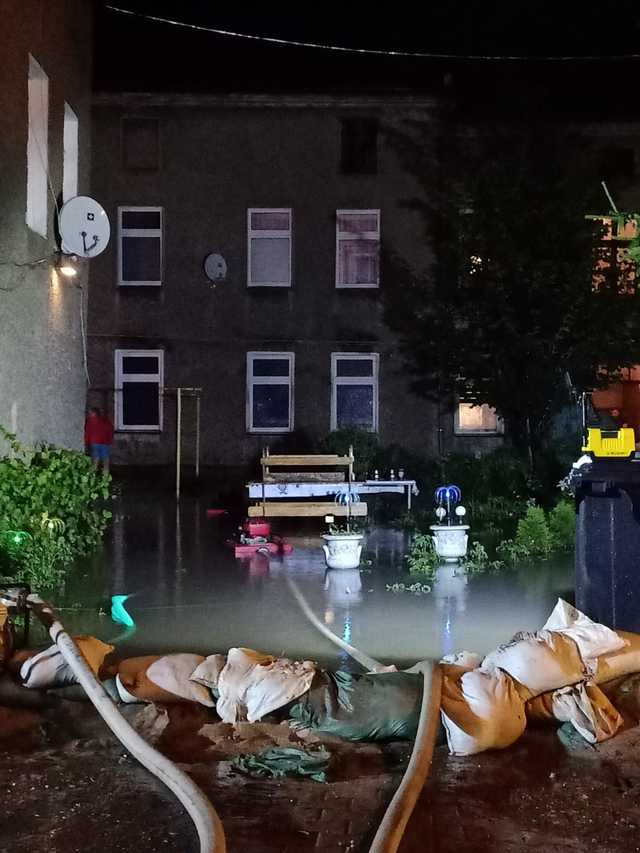 Ulewy i burze nad powiatem. Zalane posesje, skarpa osunęła się na drogę