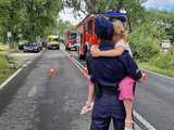 Zderzenie dwóch osobówek w Strąkowej. Jeden z pojazdów wpadł do rzeki, interweniował LPR