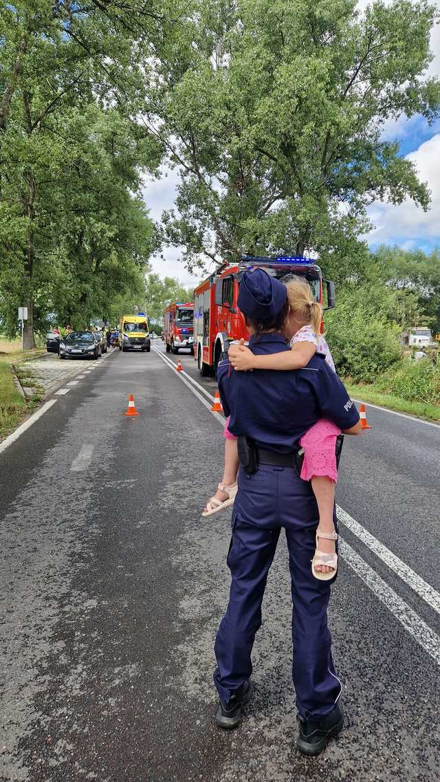 Zderzenie dwóch osobówek w Strąkowej. Jeden z pojazdów wpadł do rzeki, interweniował LPR
