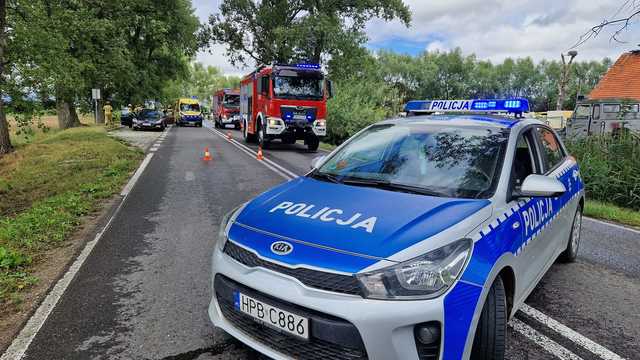 Zderzenie dwóch osobówek w Strąkowej. Jeden z pojazdów wpadł do rzeki, interweniował LPR
