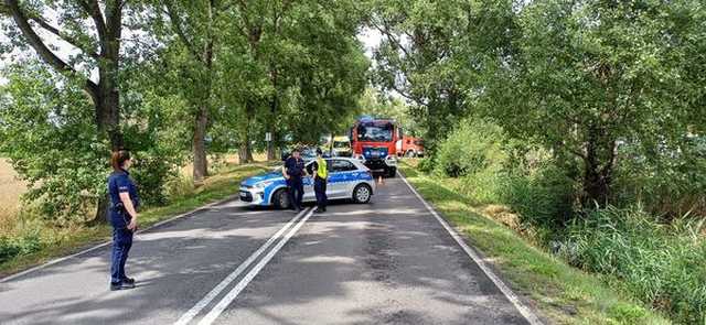 Zderzenie dwóch osobówek w Strąkowej. Jeden z pojazdów wpadł do rzeki, interweniował LPR