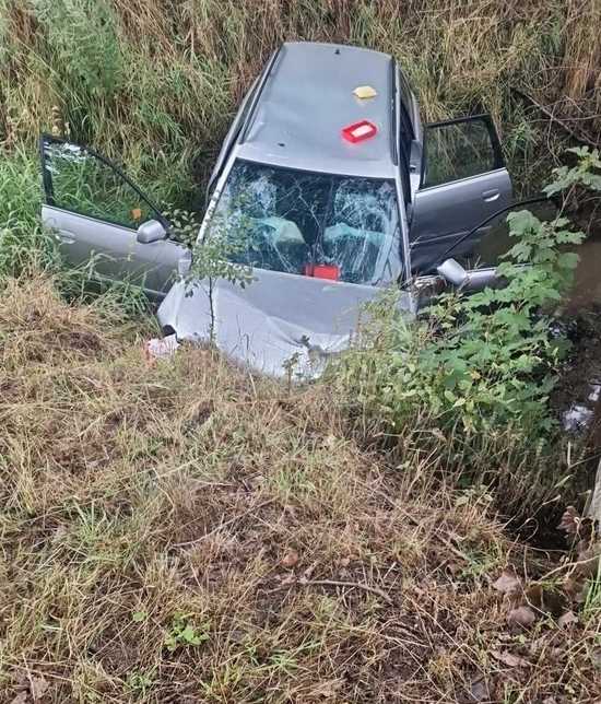 Zderzenie dwóch osobówek w Strąkowej. Jeden z pojazdów wpadł do rzeki, interweniował LPR