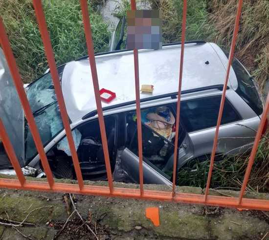 Zderzenie dwóch osobówek w Strąkowej. Jeden z pojazdów wpadł do rzeki, interweniował LPR