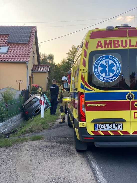 Zasłabł za kierownicą, auto wjechało do rowu