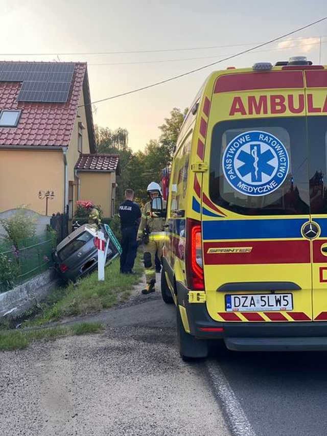 Zasłabł za kierownicą, auto wjechało do rowu