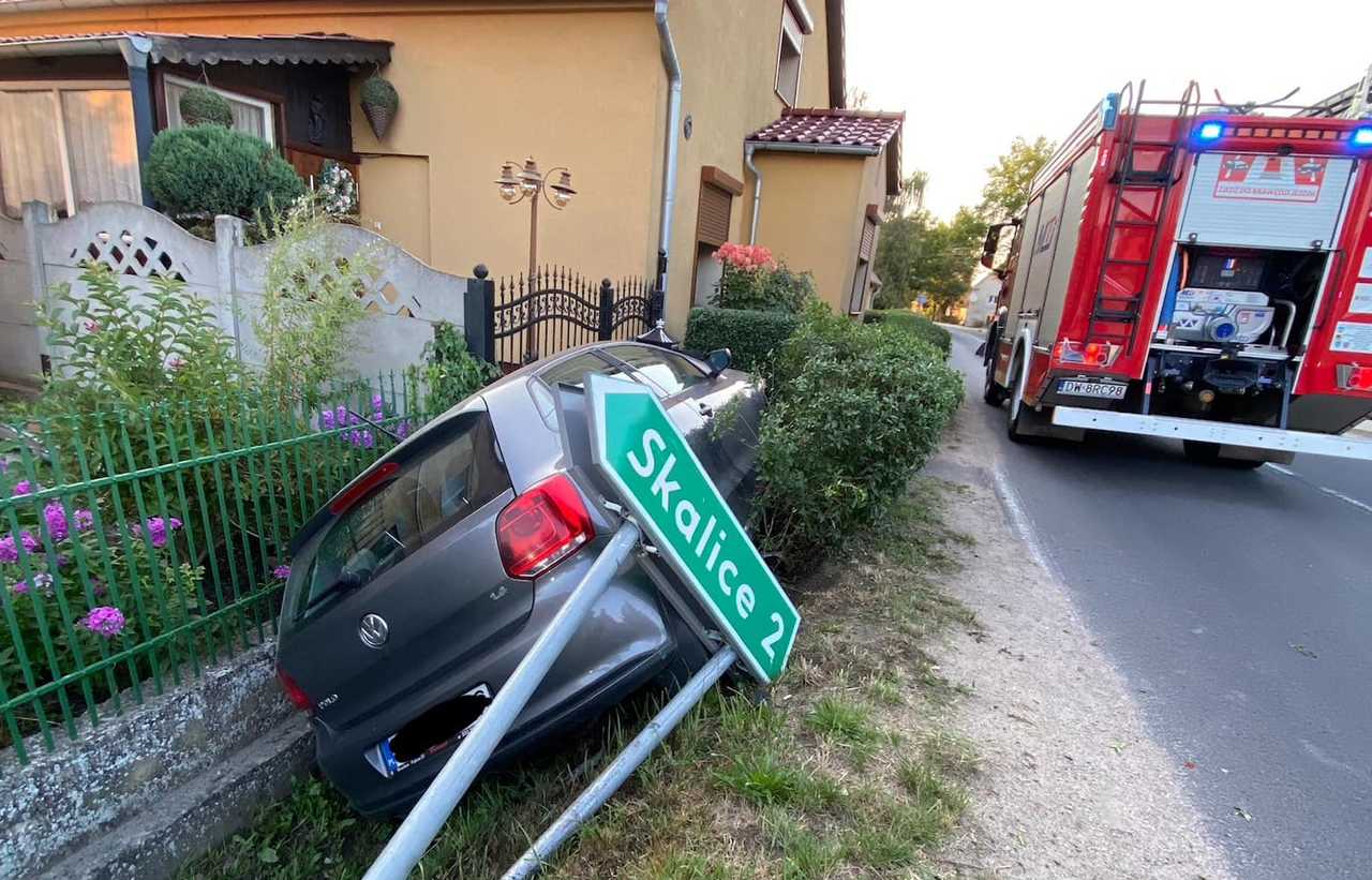 Zasłabł za kierownicą, auto wjechało do rowu