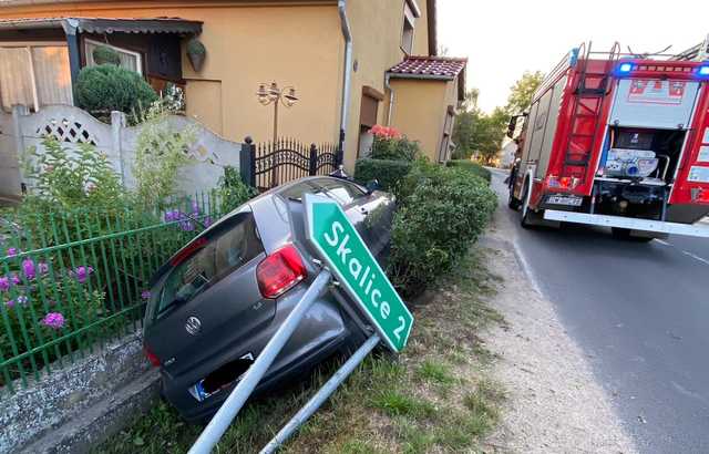 Zasłabł za kierownicą, auto wjechało do rowu