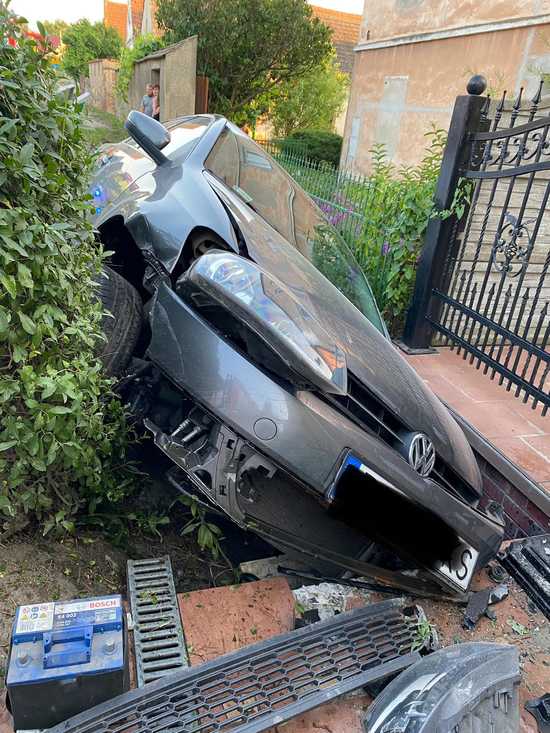 Zasłabł za kierownicą, auto wjechało do rowu