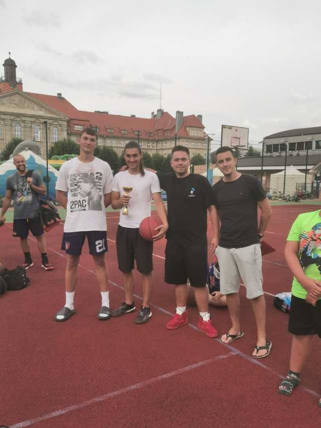 [FOTO/WYNIKI] Rywalizowali w turnieju koszykarskich trójek w Ząbkowicach Śląskich