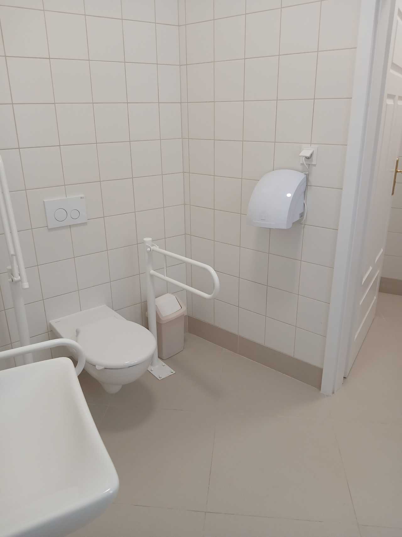 [FOTO] Całodobowa toaleta miejska w Złotym Stoku już dostępna dla mieszkańców i turystów!