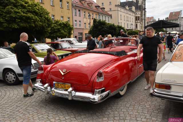 [FOTO] Zabytkowe pojazdy zawitały na ząbkowicki rynek w ostatni dzień rajdu Tylko dla Zuchwałych