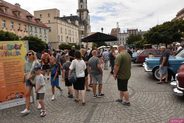 [FOTO] Zabytkowe pojazdy zawitały na ząbkowicki rynek w ostatni dzień rajdu Tylko dla Zuchwałych