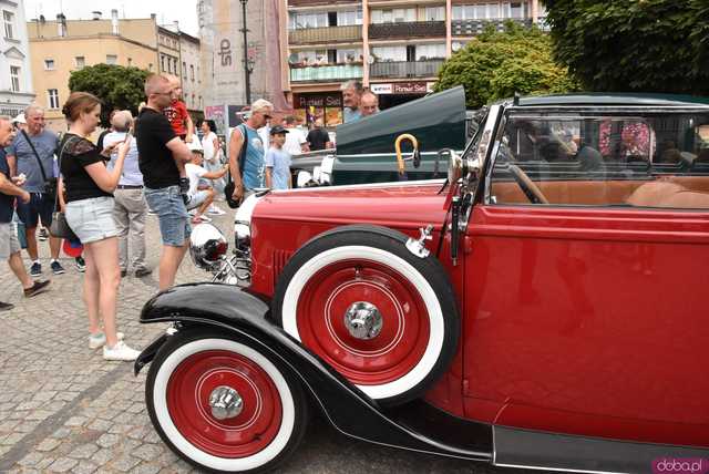 [FOTO] Zabytkowe pojazdy zawitały na ząbkowicki rynek w ostatni dzień rajdu Tylko dla Zuchwałych