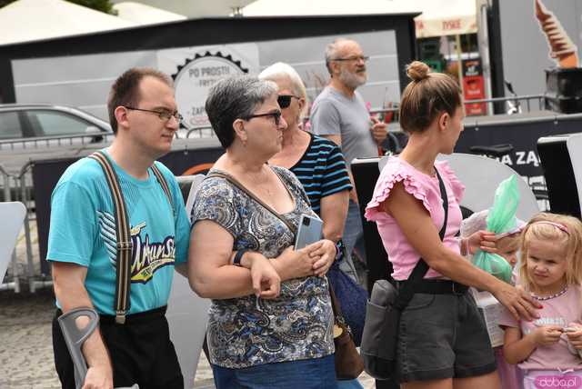 [FOTO] Zabytkowe pojazdy zawitały na ząbkowicki rynek w ostatni dzień rajdu Tylko dla Zuchwałych