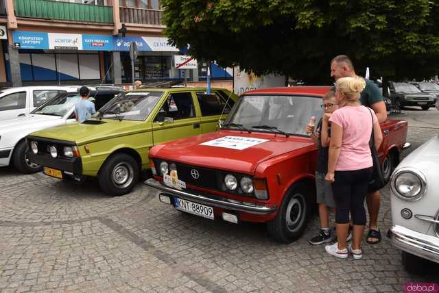 [FOTO] Zabytkowe pojazdy zawitały na ząbkowicki rynek w ostatni dzień rajdu Tylko dla Zuchwałych