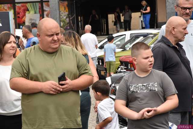 [FOTO] Zabytkowe pojazdy zawitały na ząbkowicki rynek w ostatni dzień rajdu Tylko dla Zuchwałych