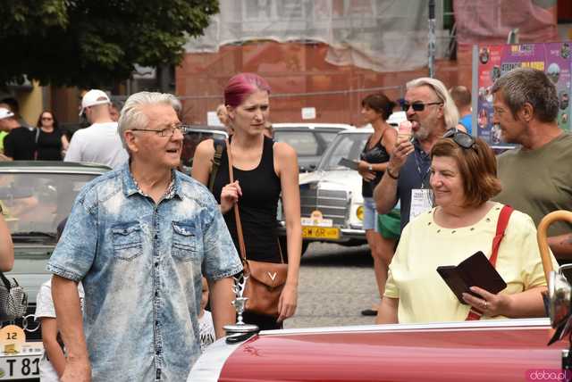 [FOTO] Zabytkowe pojazdy zawitały na ząbkowicki rynek w ostatni dzień rajdu Tylko dla Zuchwałych