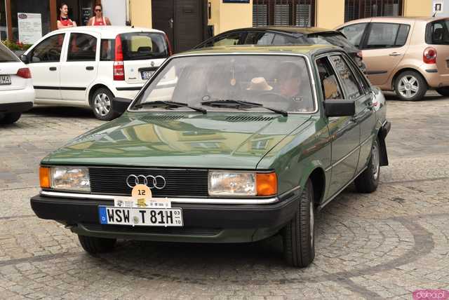 [FOTO] Zabytkowe pojazdy zawitały na ząbkowicki rynek w ostatni dzień rajdu Tylko dla Zuchwałych