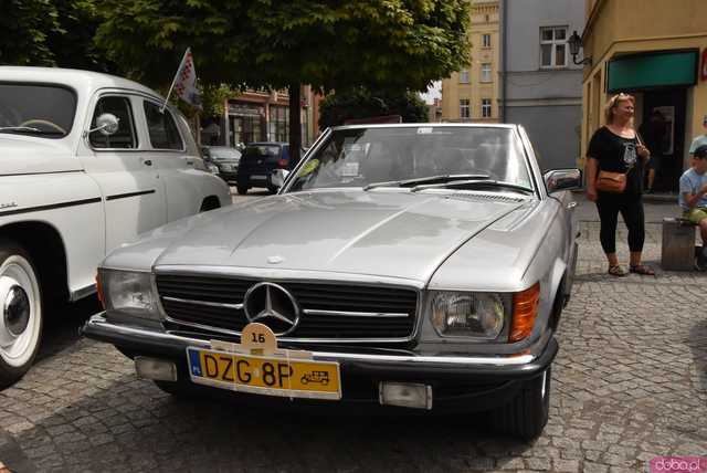 [FOTO] Zabytkowe pojazdy zawitały na ząbkowicki rynek w ostatni dzień rajdu Tylko dla Zuchwałych