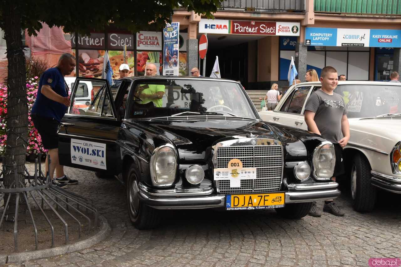 [FOTO] Zabytkowe pojazdy zawitały na ząbkowicki rynek w ostatni dzień rajdu Tylko dla Zuchwałych