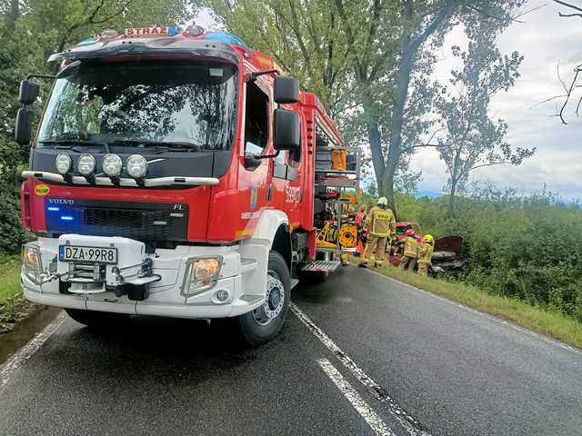 [FOTO] Stracił panowanie nad pojazdem, wpadł do rowu i uderzył w drzewo