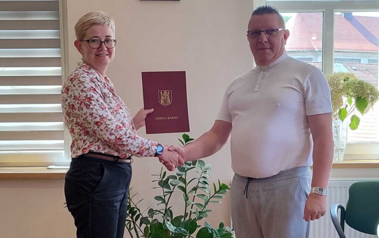 30 lipca 2024 roku Marta Ptasińska – Burmistrz Miasta i Gminy Bardo reprezentując Gminę Bardo, zawarła z Parafią św. Mikołaja w Brzeźnicy, reprezentowaną przez Proboszcza ks. Piotra Szpiłyka, umowę o udzielenie dotacji za pośrednictwem budżetu gminy, któr