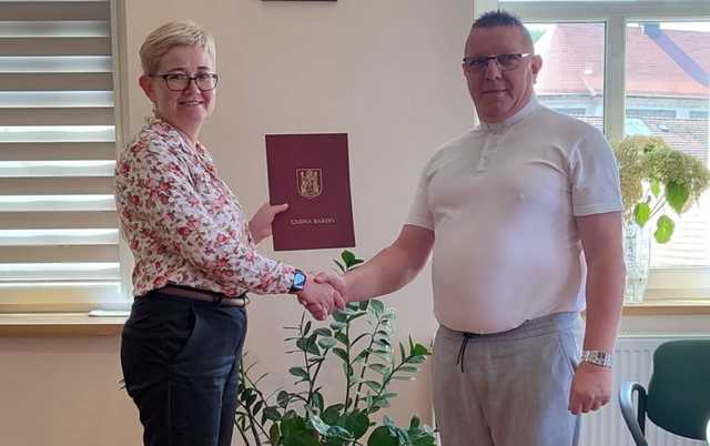 30 lipca 2024 roku Marta Ptasińska – Burmistrz Miasta i Gminy Bardo reprezentując Gminę Bardo, zawarła z Parafią św. Mikołaja w Brzeźnicy, reprezentowaną przez Proboszcza ks. Piotra Szpiłyka, umowę o udzielenie dotacji za pośrednictwem budżetu gminy, któr